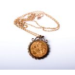 1916 gold sovereign clip mounted and a thin gold chain, weight all in 13.4 grams. Boxed