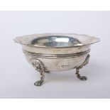 An Edwardian silver bowl, London, 1903, with scalloped rim on lion mask and paw feet 14cm