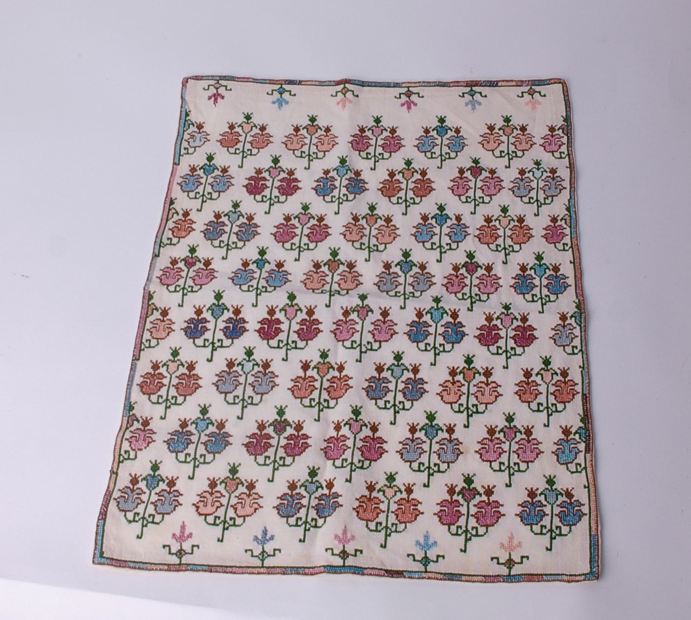 A 19th Century late Ottoman fine linen fringed towel, with a reversible embroidered floral design - Bild 2 aus 5