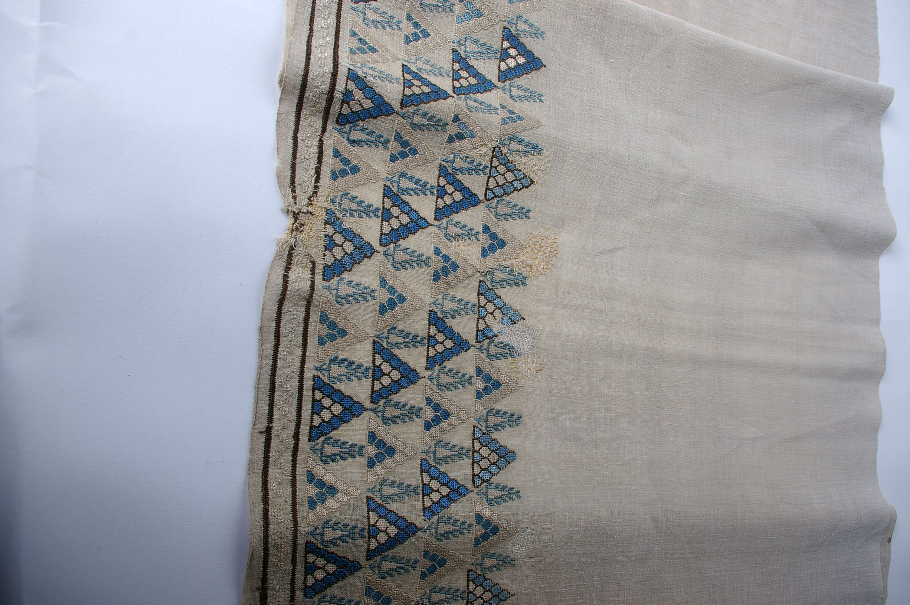 A 19th Century late Ottoman fine linen fringed towel, with a reversible embroidered floral design - Bild 4 aus 5