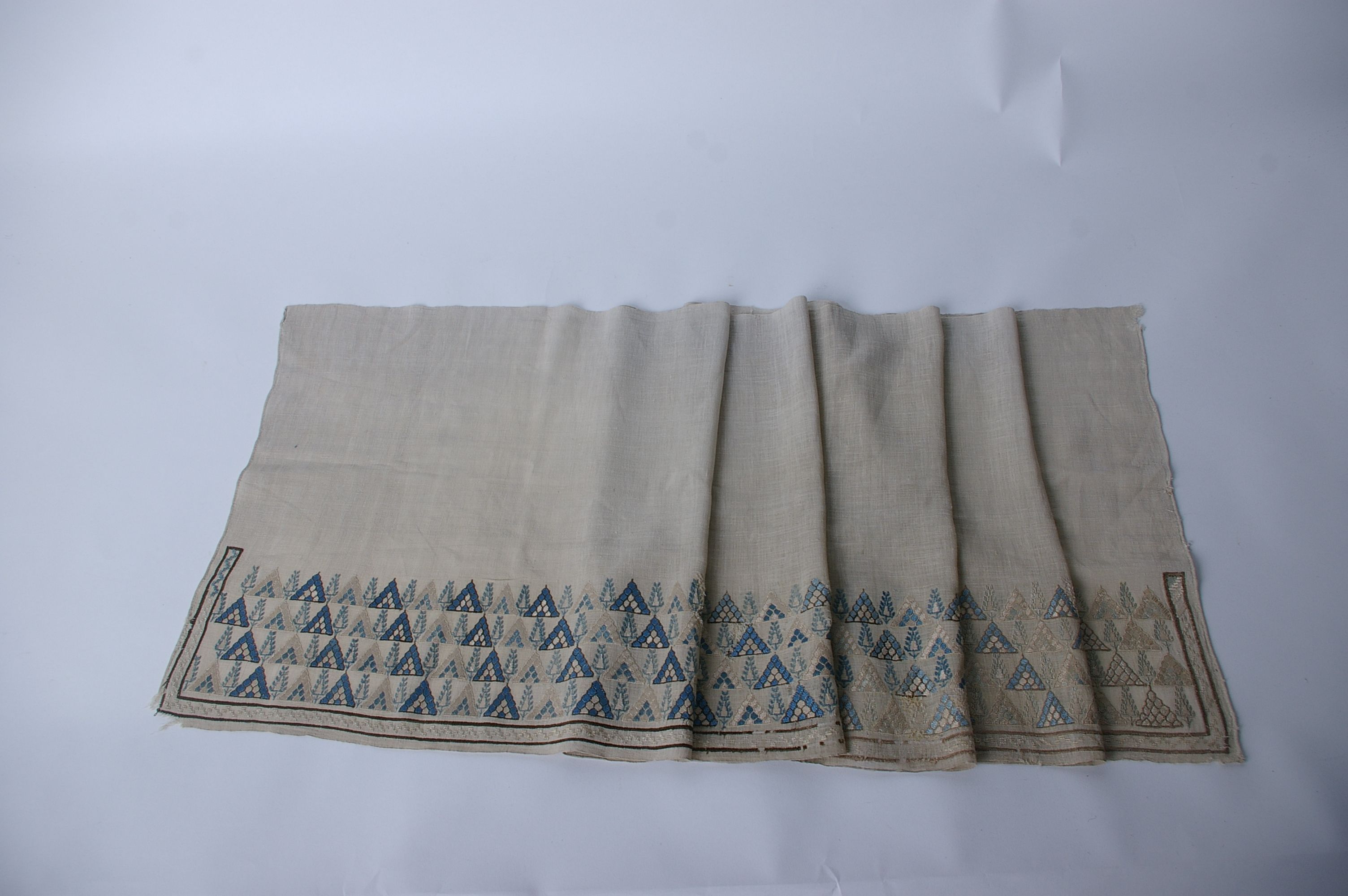 A 19th Century late Ottoman fine linen fringed towel, with a reversible embroidered floral design - Bild 3 aus 5