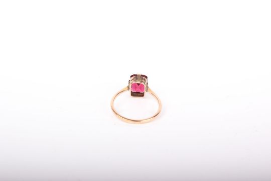 An early 20th century rose gold rectangular scissors-cut red paste single stone ring, stamped ‘ - Image 2 of 2