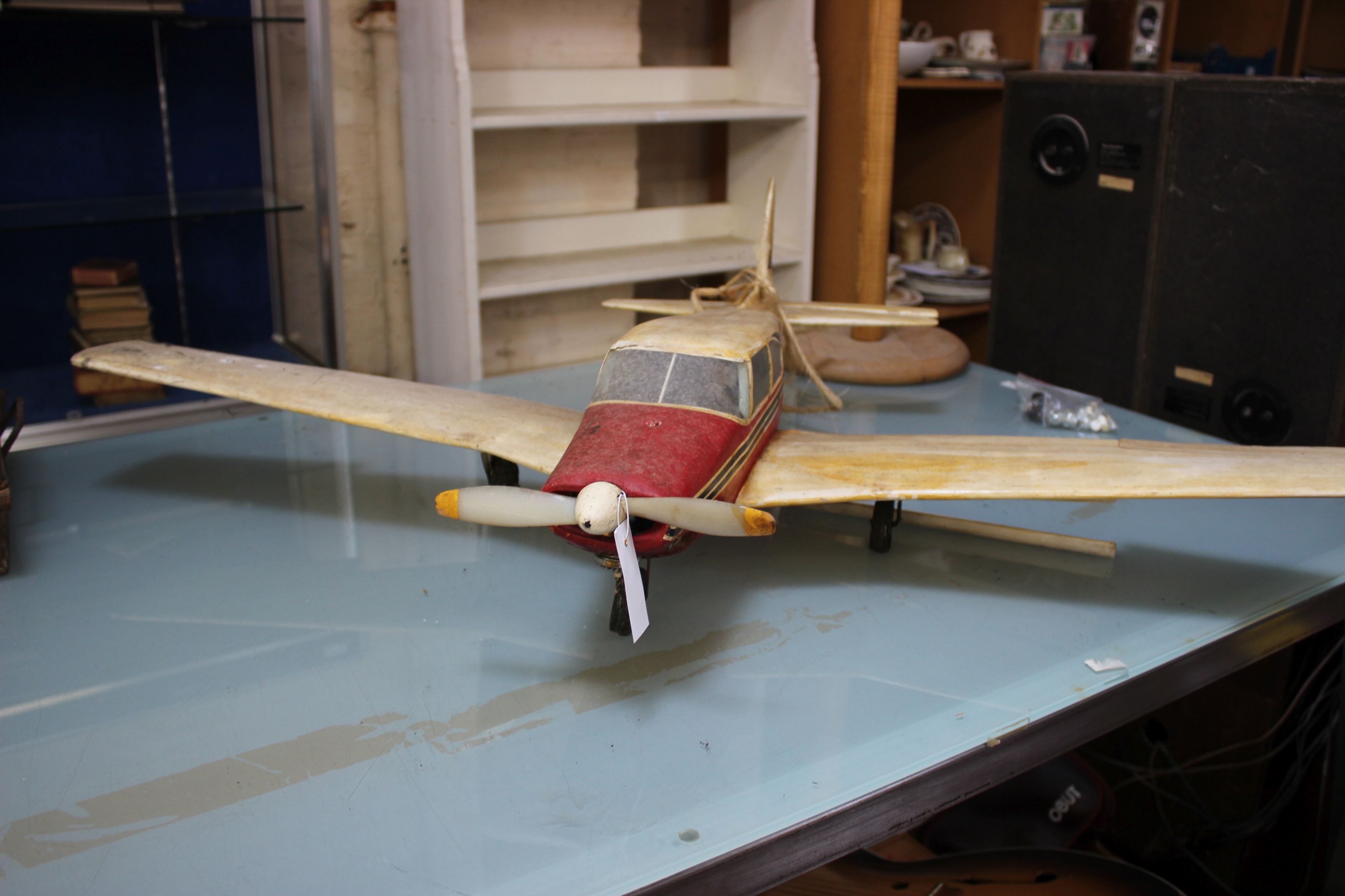 A model of a single propeller plane with a part engine, some damage, wing span 115cm - Image 2 of 2