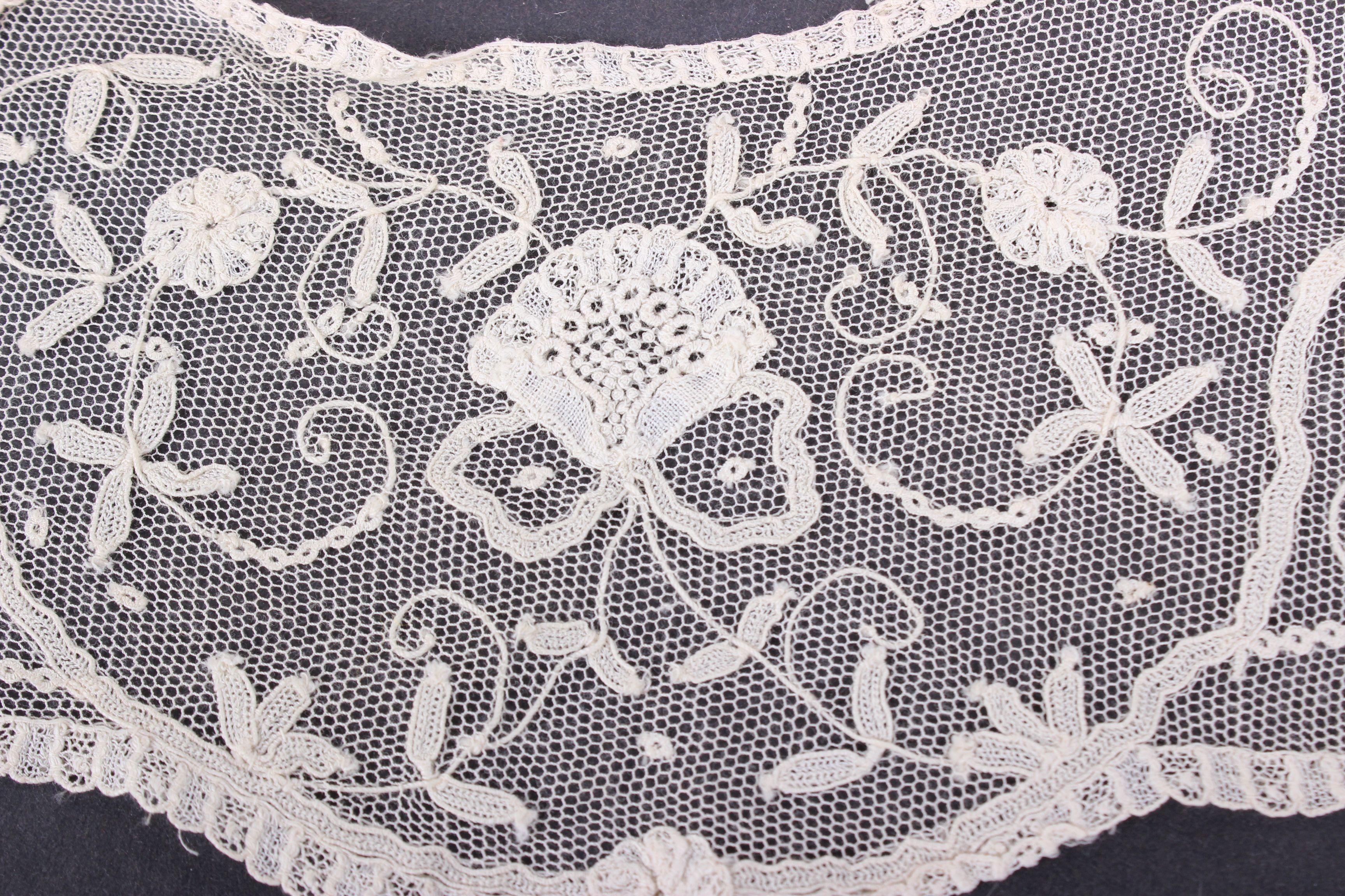 A collection of late 19th Century and early 20th Century lace; comprising collars, cuffs, edgings - Image 3 of 5