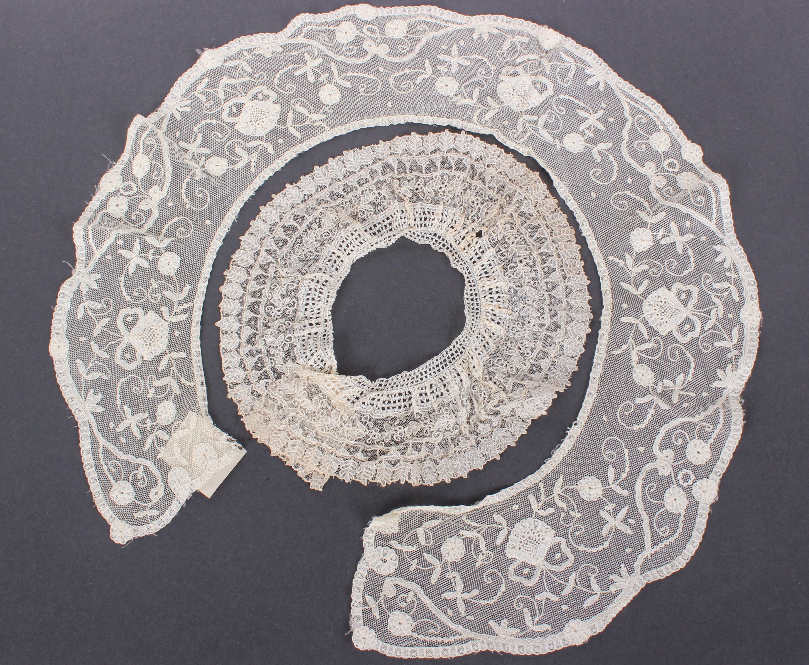 A collection of late 19th Century and early 20th Century lace; comprising collars, cuffs, edgings - Image 2 of 5