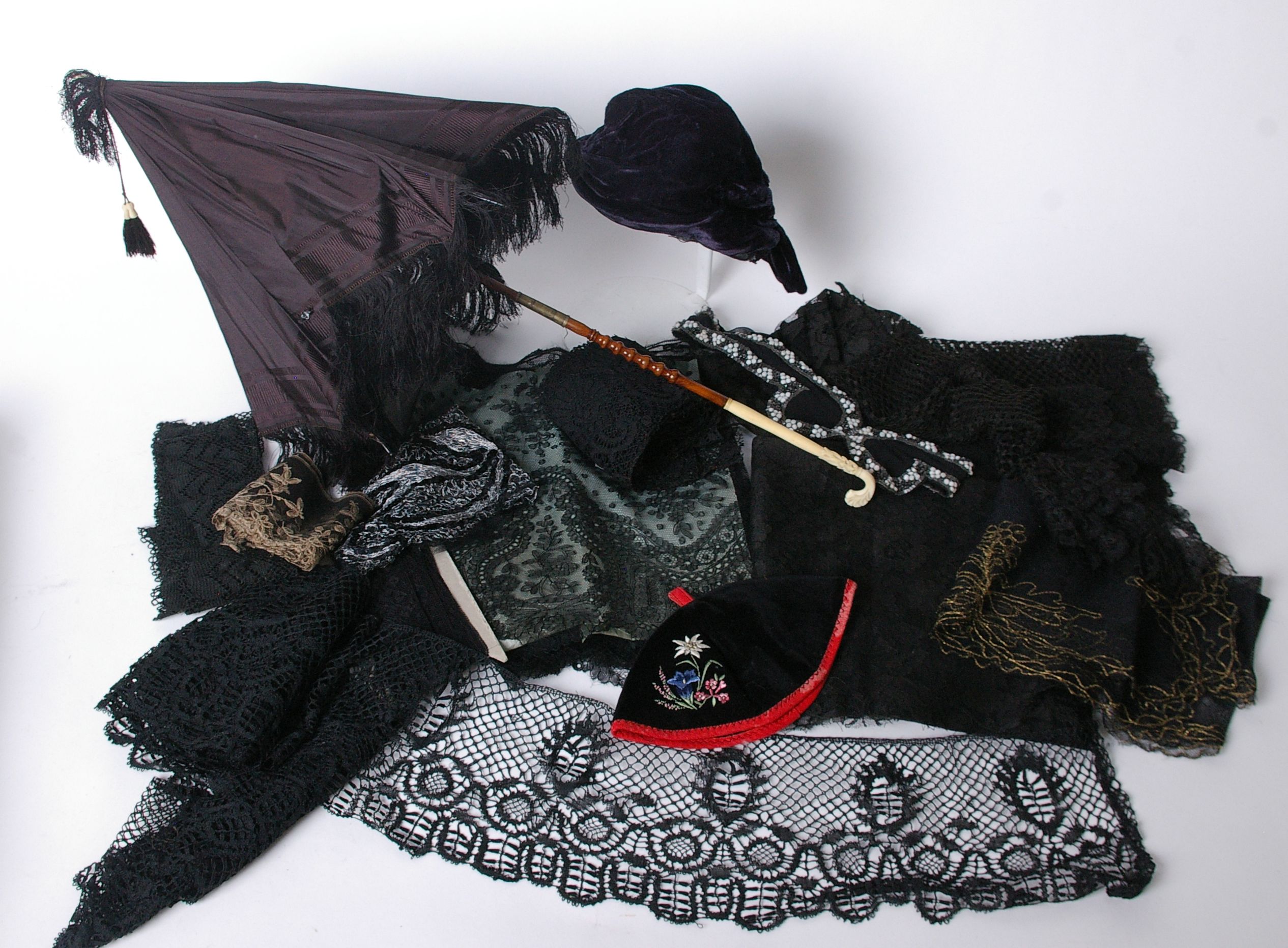 Two boxes of late 19th and early 20th Century black and cream lace and accessories, including a - Image 2 of 3