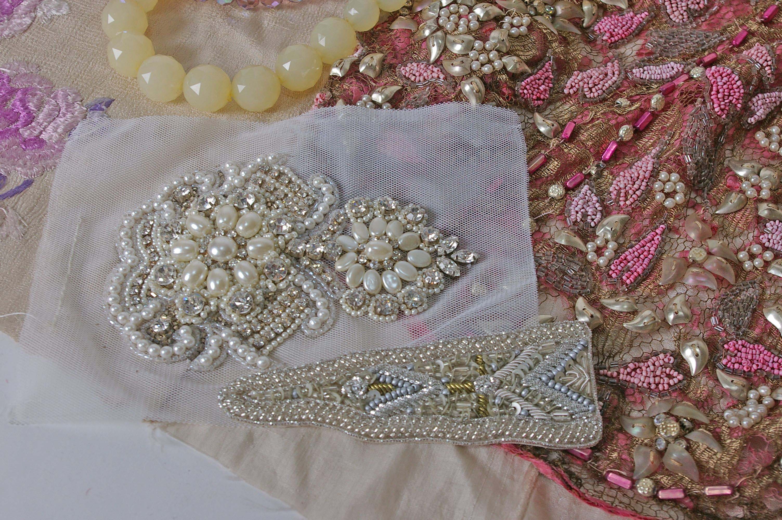 Part of a 1920s pink silk beaded garment, embroidered and beaded trimmings, a small leather bag, a - Image 2 of 4