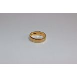 An 18ct gold wedding band. 6.0g size U.