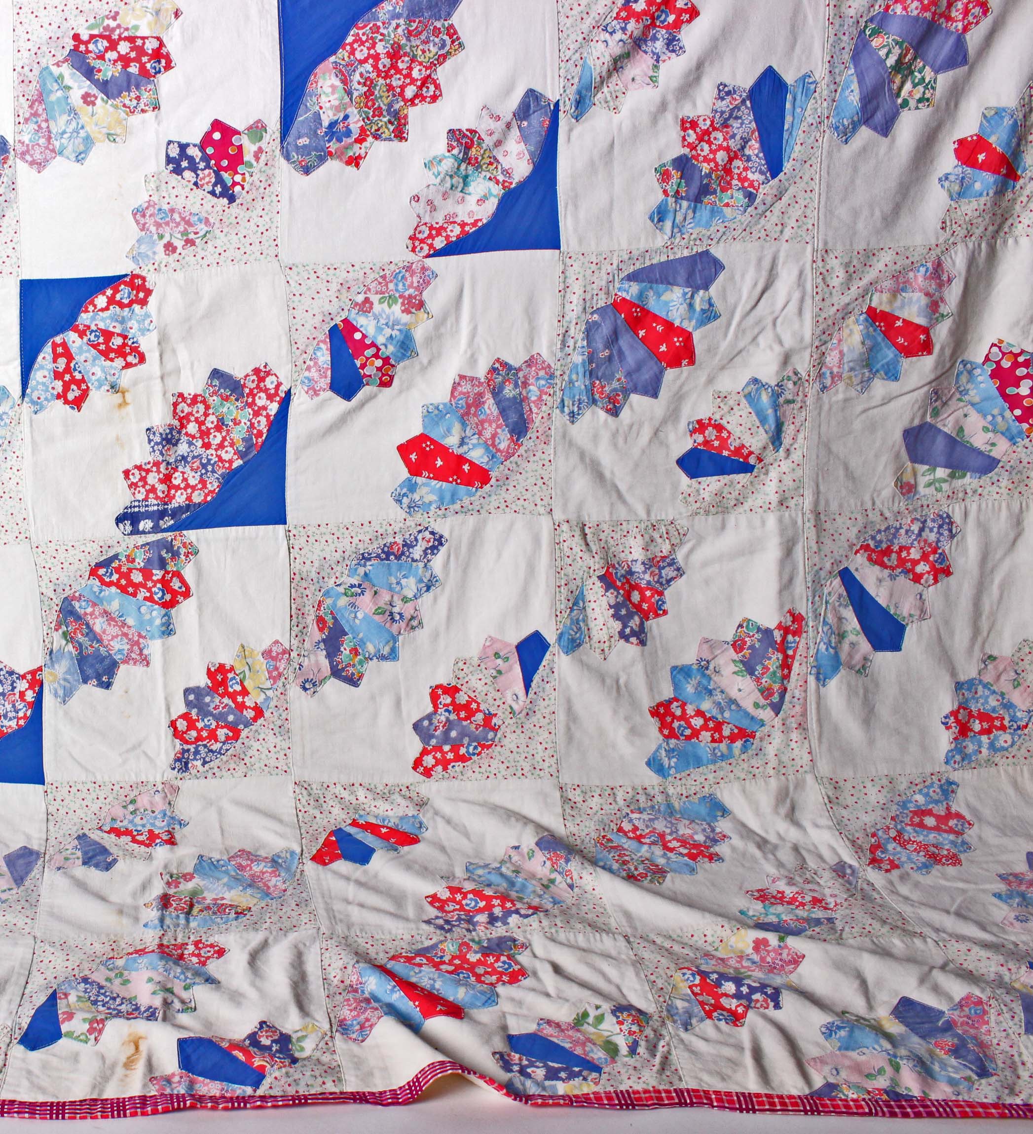 An early 20th Century American fan design patchwork quilt top, made up of pretty floral cotton
