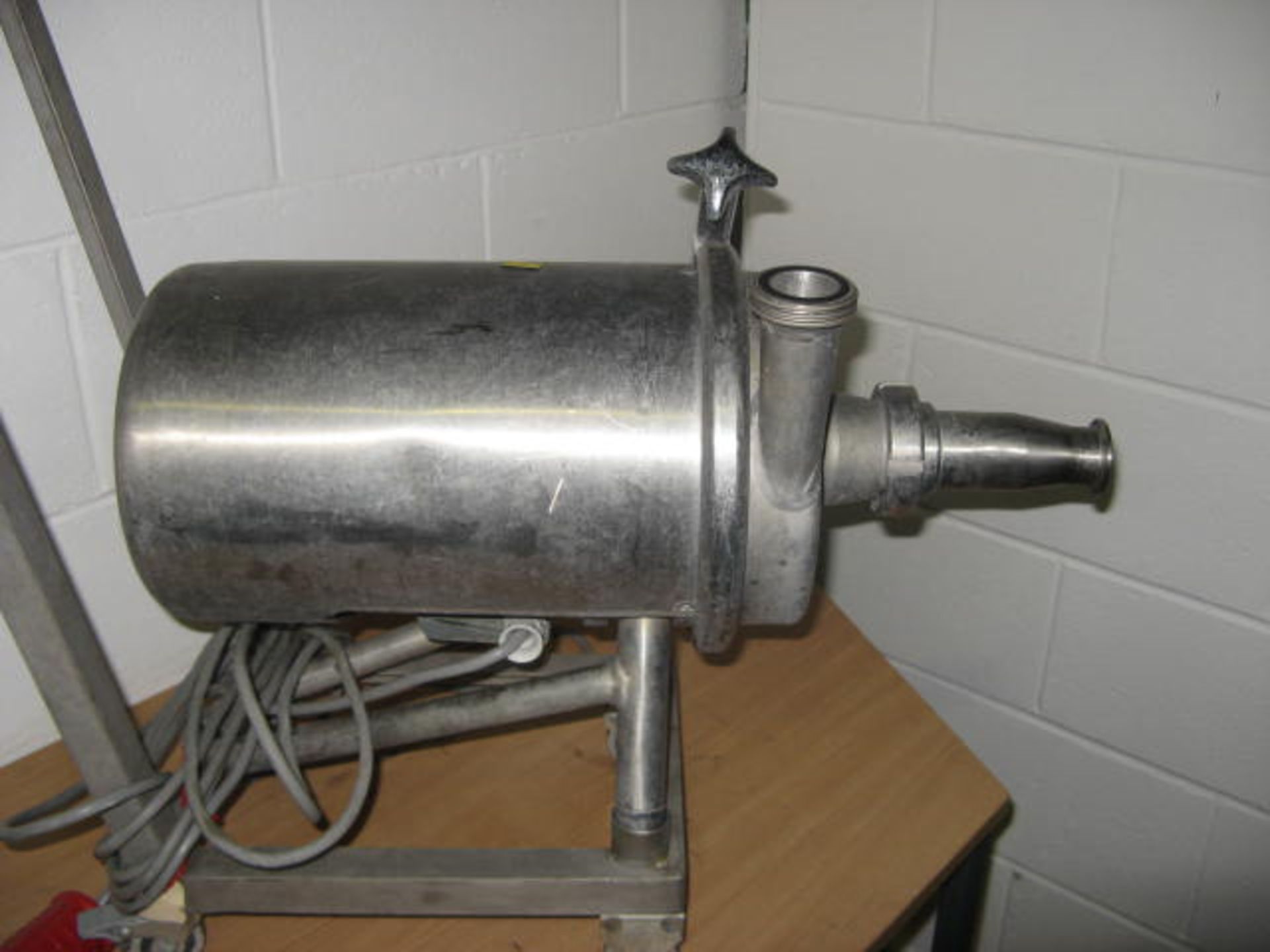 Kolding 5111 portable hygienic stainless steel pump on a mobile trolley. 1" inlet and outlet. All - Image 3 of 3