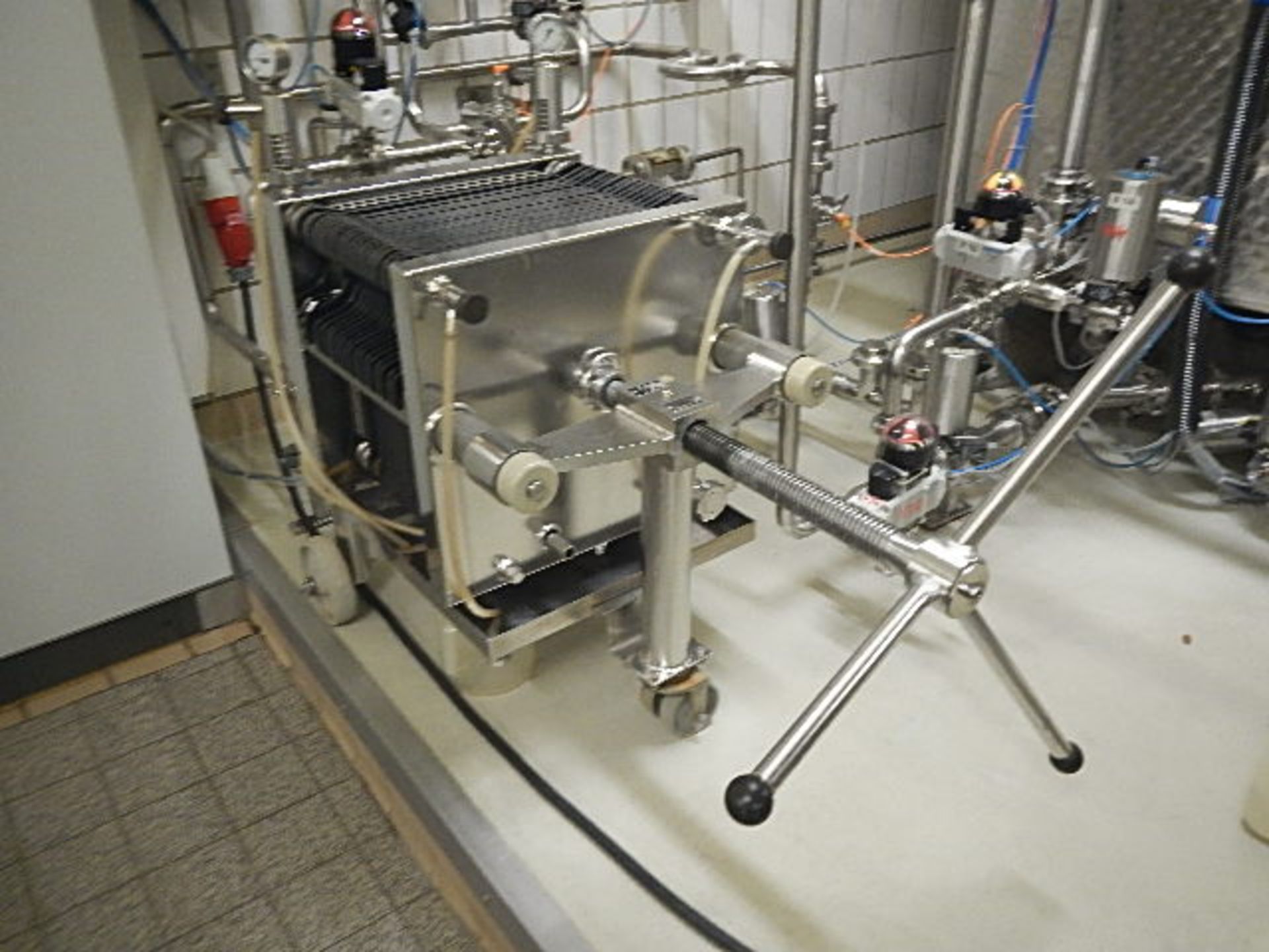 Complete Seitz filling line for 650ml and 1,000ml glass bottles. In full working condition, last - Image 39 of 40