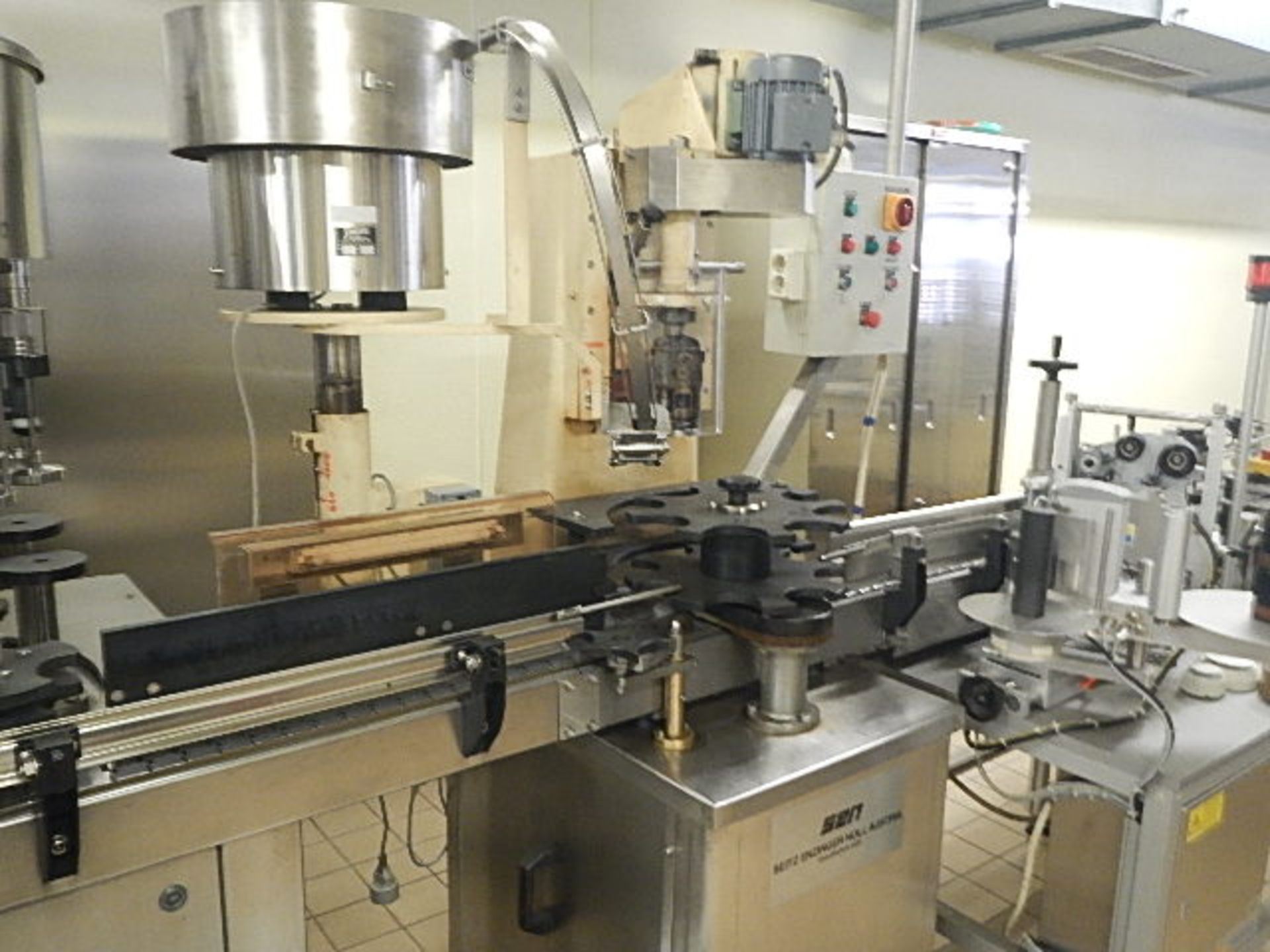 Complete Seitz filling line for 650ml and 1,000ml glass bottles. In full working condition, last - Image 25 of 40