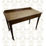 Victorian mahogany washstand on turned legs, single drawer