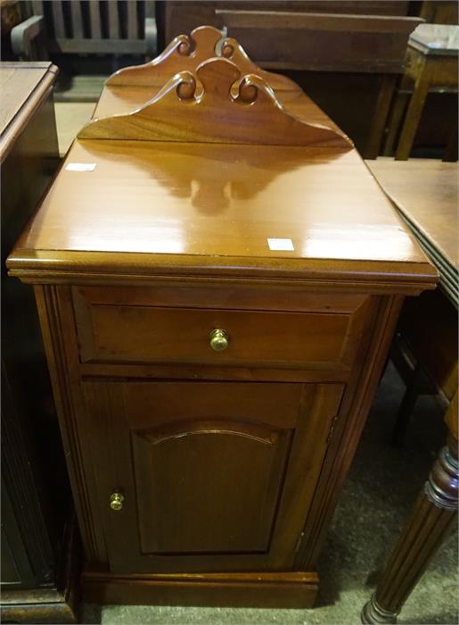 Pair of Victorian style solid mahogany bedside cabinets - Image 2 of 2