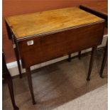 Early 19th Century mahogany Pembroke table single drawer