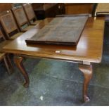 Edwardian mahogany wind-out table with single leaf standing on cabriole legs