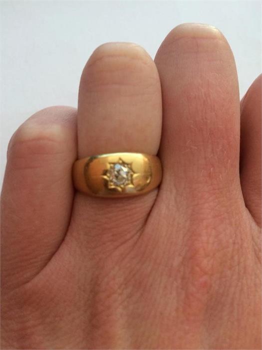 18ct Gold Gypsy style ring set with a single diamond, ring size L - Image 2 of 3