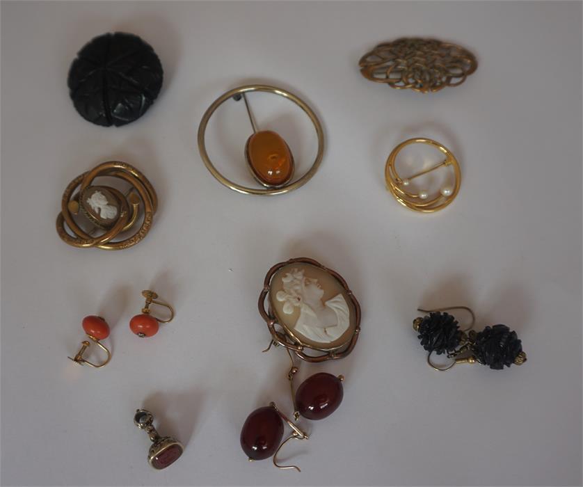 Lot of Brooches and earrings, including amber set, pinch back, silver, jet and 15ct gold mount