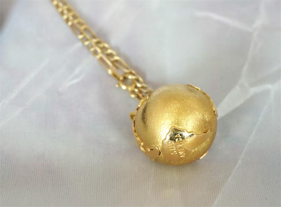 9ct Gold world pendant on chain - Image 2 of 2