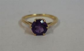 A Ladies 10K Gold & Amethyst Ring, with single stone, ring size L