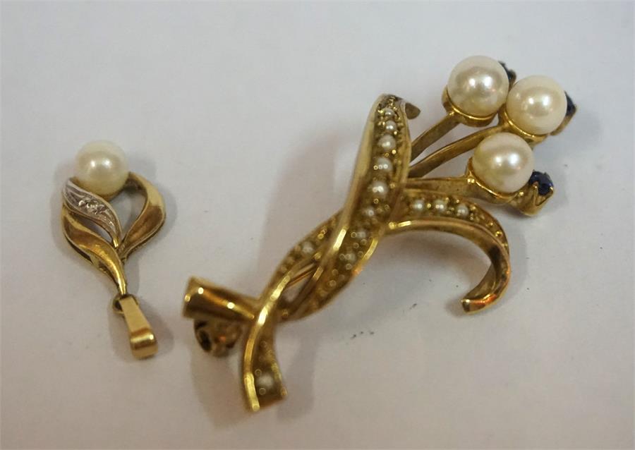 A 9ct Gold Pearl & Seed Pearl Brooch, also with a gold & seed pearl earring, (2) - Image 2 of 2