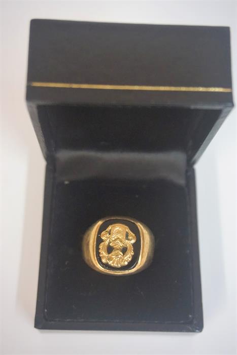 A 9ct Gold & Onyx Gents Signet Ring, with crest, stamped 375, overall weight 5.2 grams Condition - Image 2 of 4