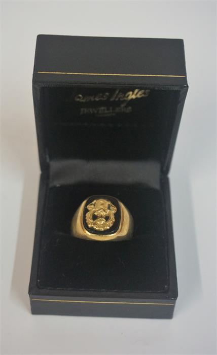 A 9ct Gold & Onyx Gents Signet Ring, with crest, stamped 375, overall weight 5.2 grams Condition - Image 3 of 4