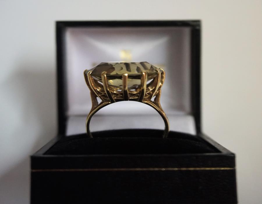 A 9ct Gold Citrine Cocktail Ring, the large citrine stone is approximately 2.2 cm diameter, - Image 2 of 2