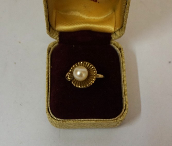 A 9ct Gold & Cultured Pearl Ring, the pearl is approximately 1cm in diameter, overall weight is 3. - Image 2 of 3