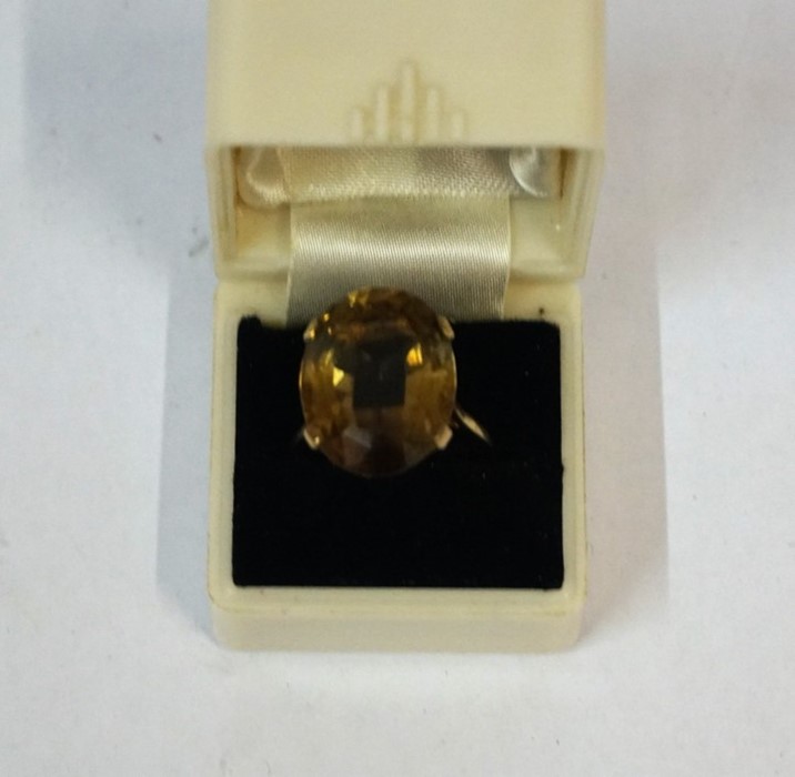 A 9ct Gold & Citrine Ring, the citrine stone is set in a claw setting, measuring approximately 2cm - Image 2 of 3