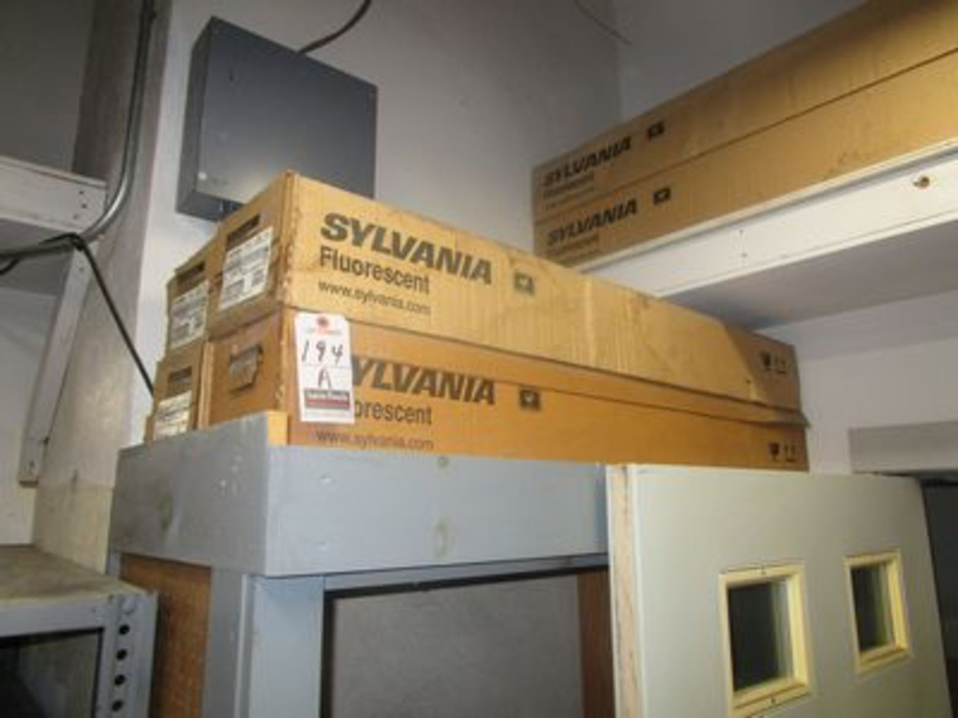 SYLVANIA BOXES 4' FLUOR. LIGHTS