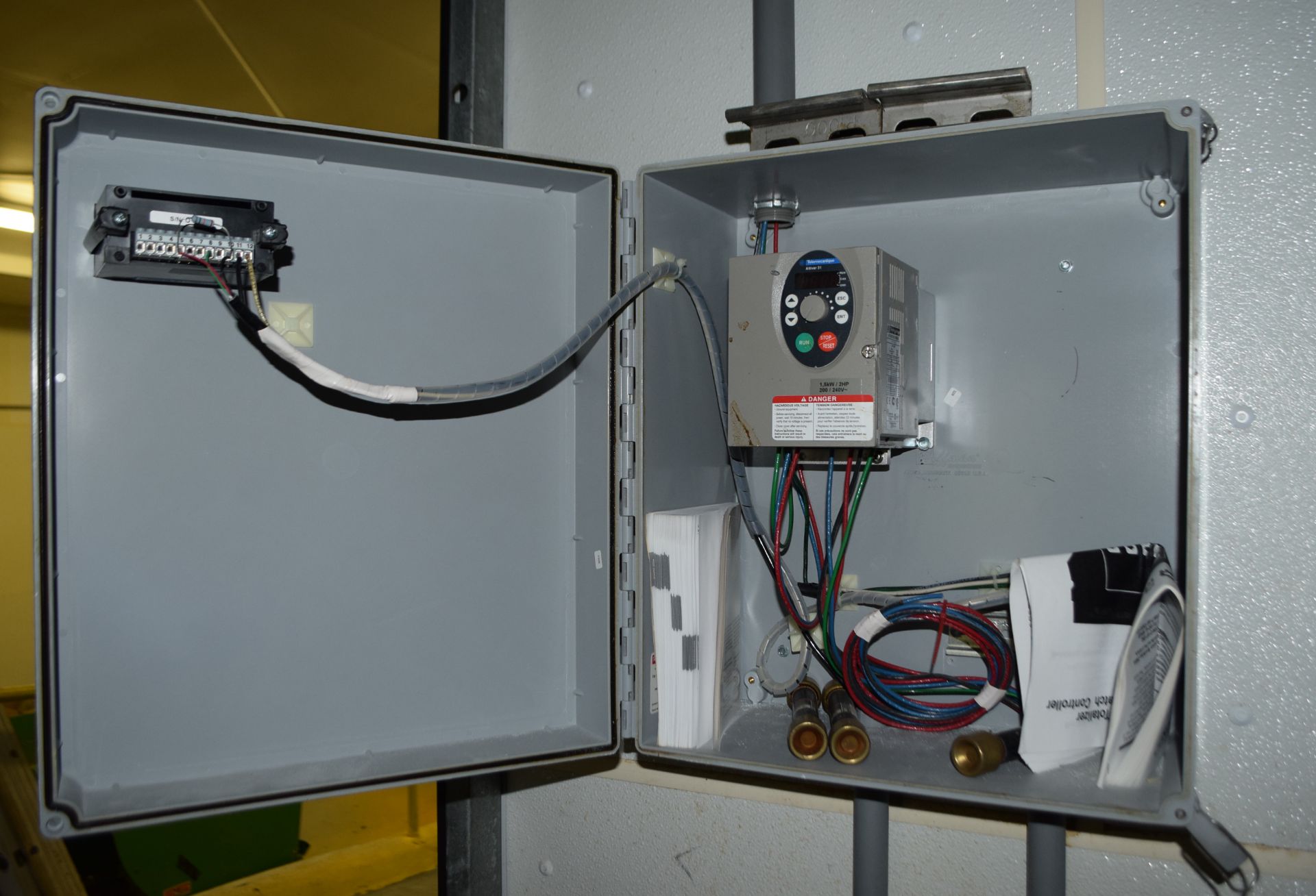 Square D Altivar 31 2HP adjustable speed drive controller with (1) Plastic control cabinet. - Image 2 of 3