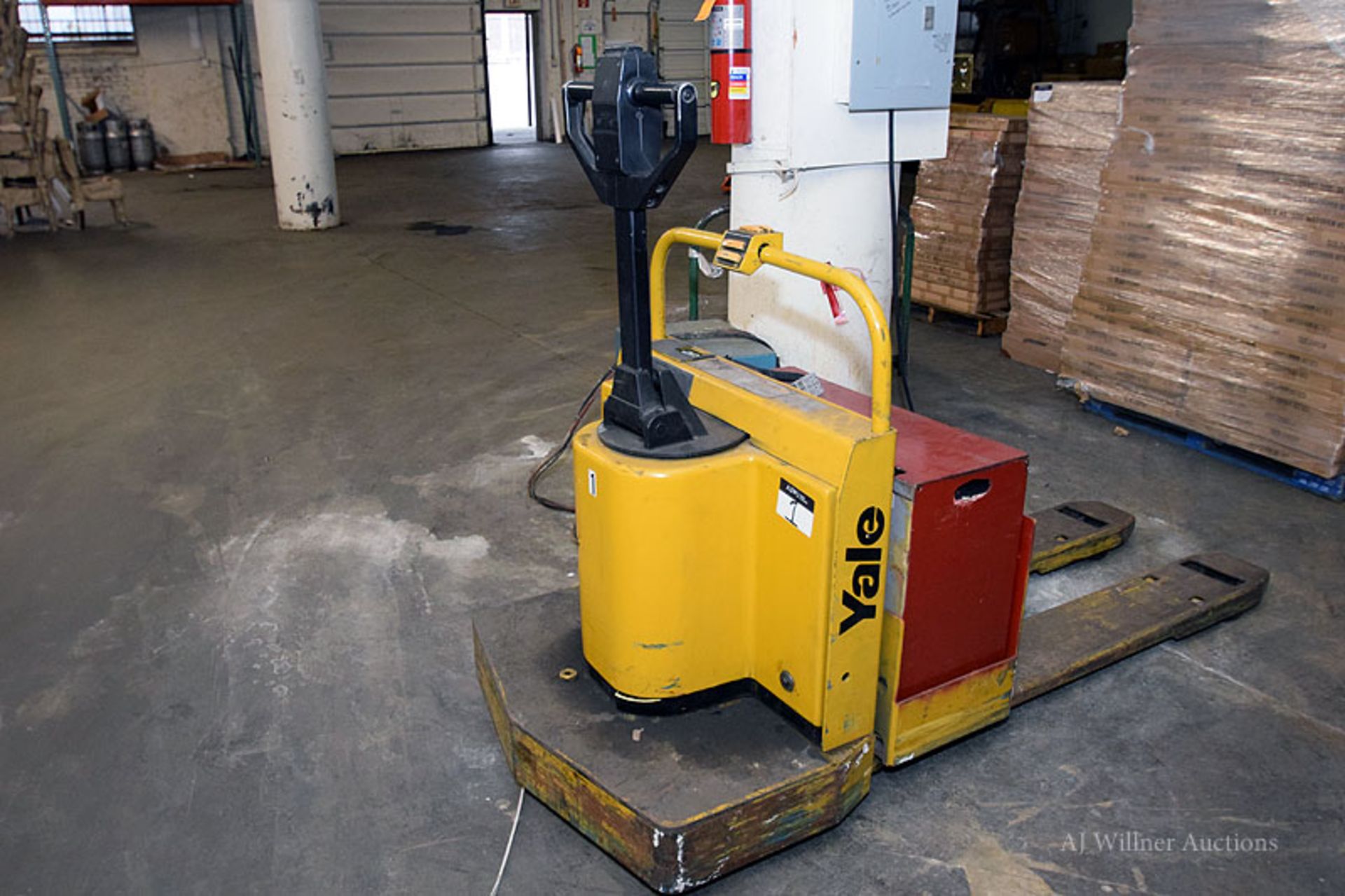 Yale Electric Pallet Jack w/ Charger