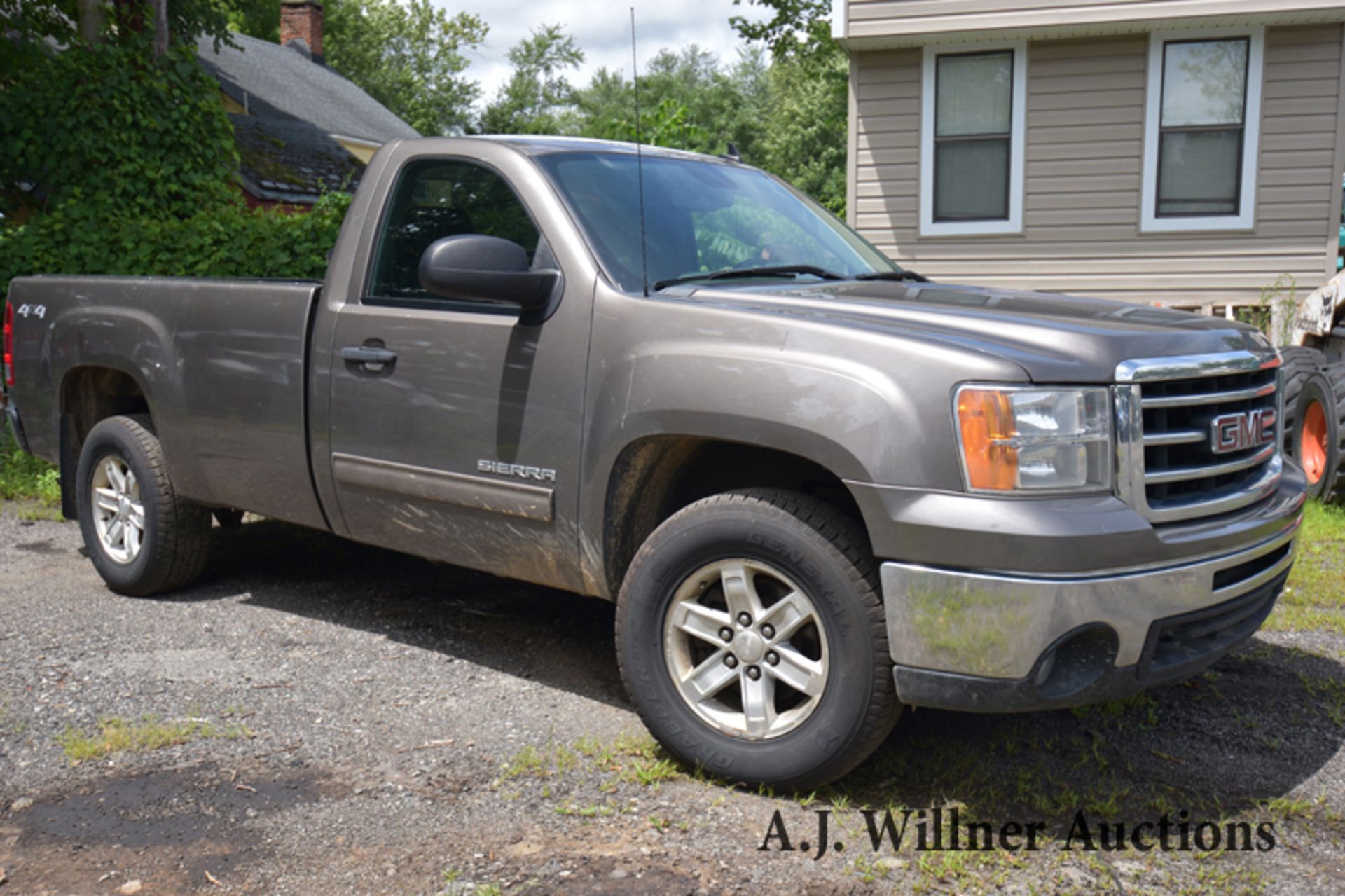 2013 GMC Sierra 1500 SLE Regular cab 2 door pick-up truck VIN 1GTN2VEA9DZ325469 91,261 miles