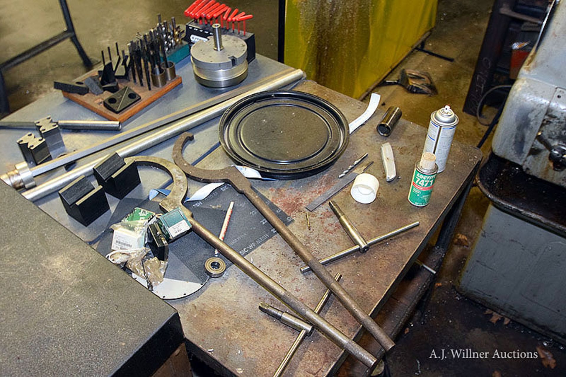 Milling Bits, Boring Bits & Lathe Accessories On 2 Shelving Units & 2 Work Benches - Image 3 of 3