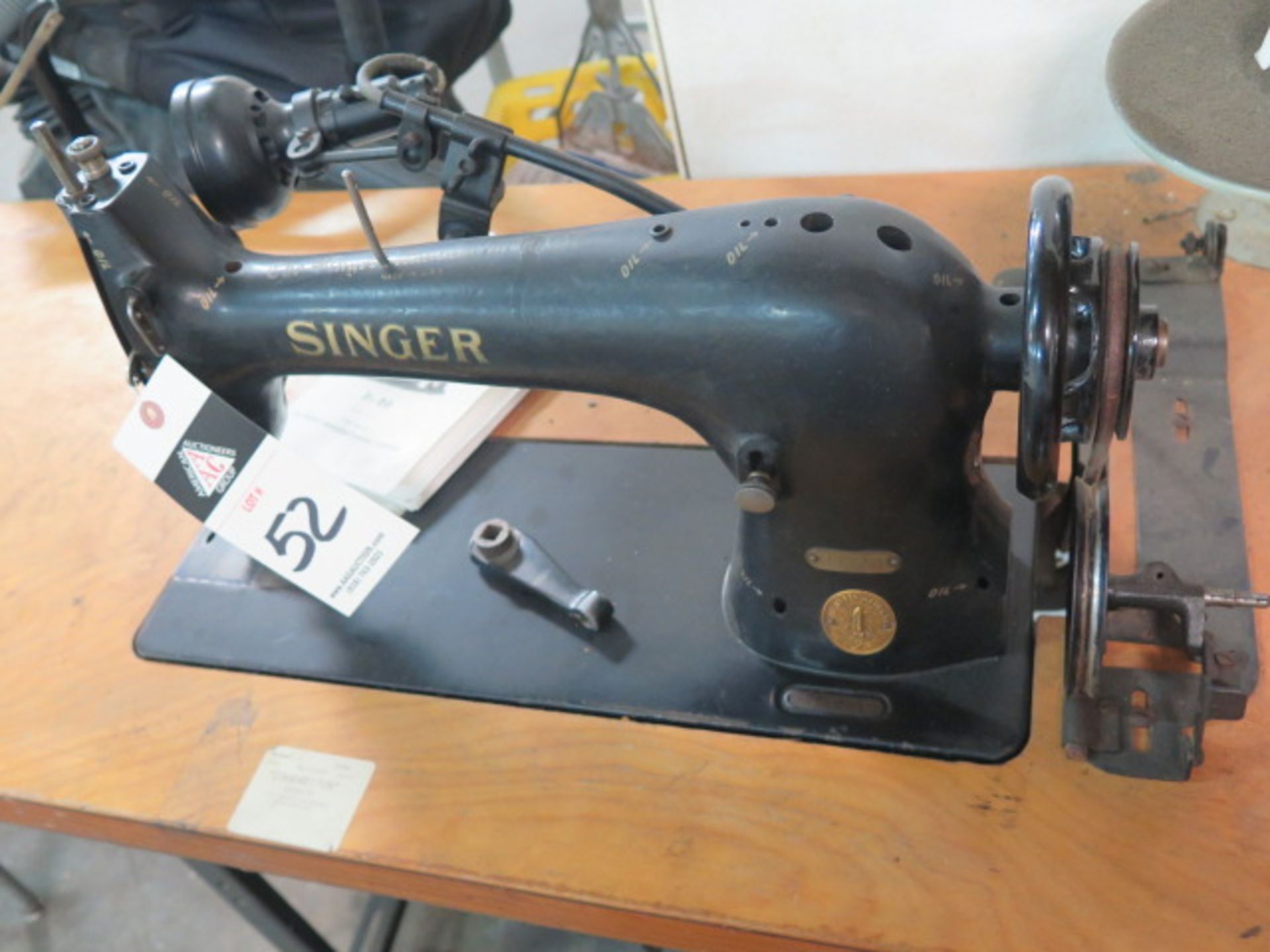 Vintage 1950 Singer mdl. 31-20 Industrial Sewing Machine s/n AJ419863 - Image 3 of 6