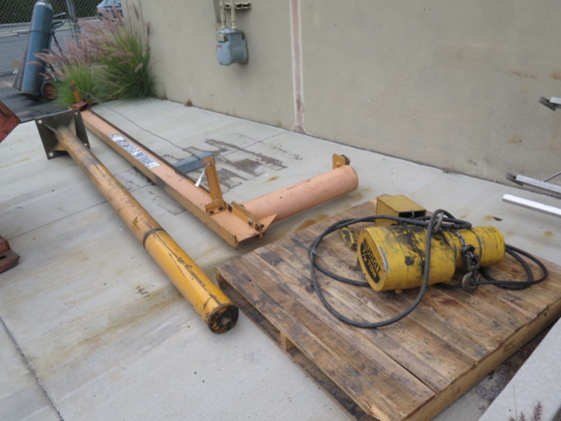 Hauling Systems 250 Lb Cap Floor Mounted Jib w/ Budget 1/2 Ton Electric Hoist