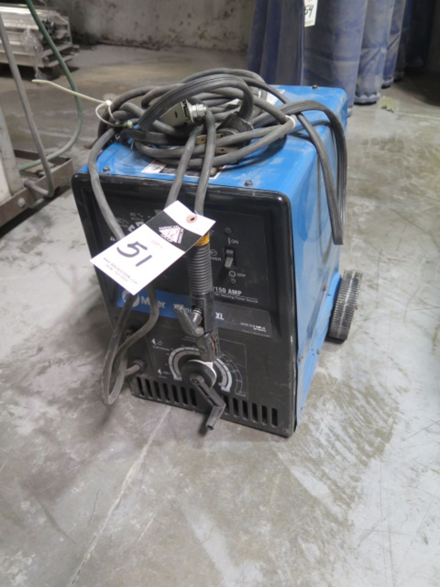 Miller Thunderbolt XL 225/150 Amp CC-AC/DC Arc welding Power Source s/n LH431128Y (BENT CASE)