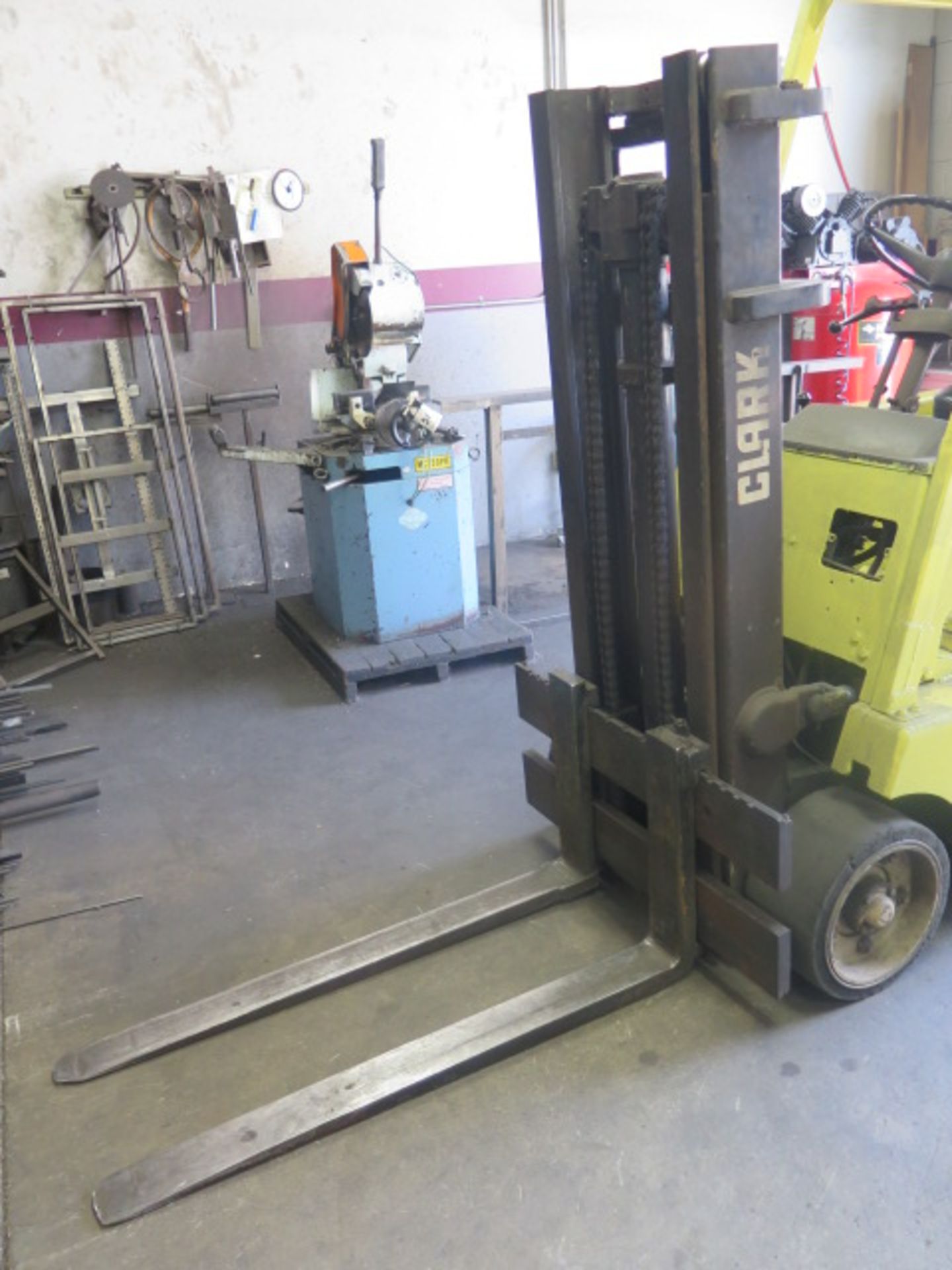 Clark CF40H 4000 Lb Cap LPG Short-Mast Forklift s/n CF40H-434-931468 w/ 2-Stage Short Mast, 153"Lift - Image 3 of 6