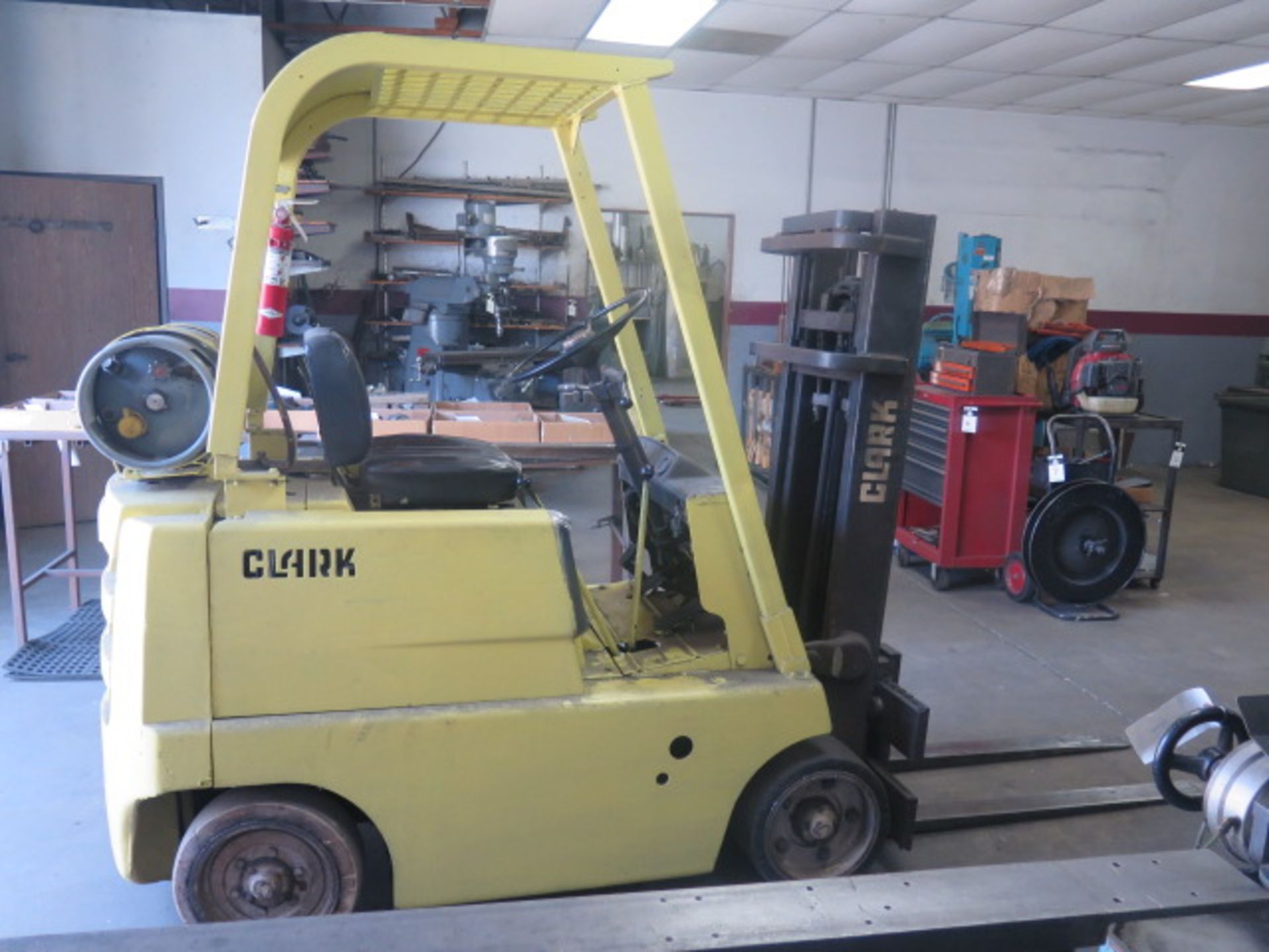 Clark CF40H 4000 Lb Cap LPG Short-Mast Forklift s/n CF40H-434-931468 w/ 2-Stage Short Mast, 153"Lift