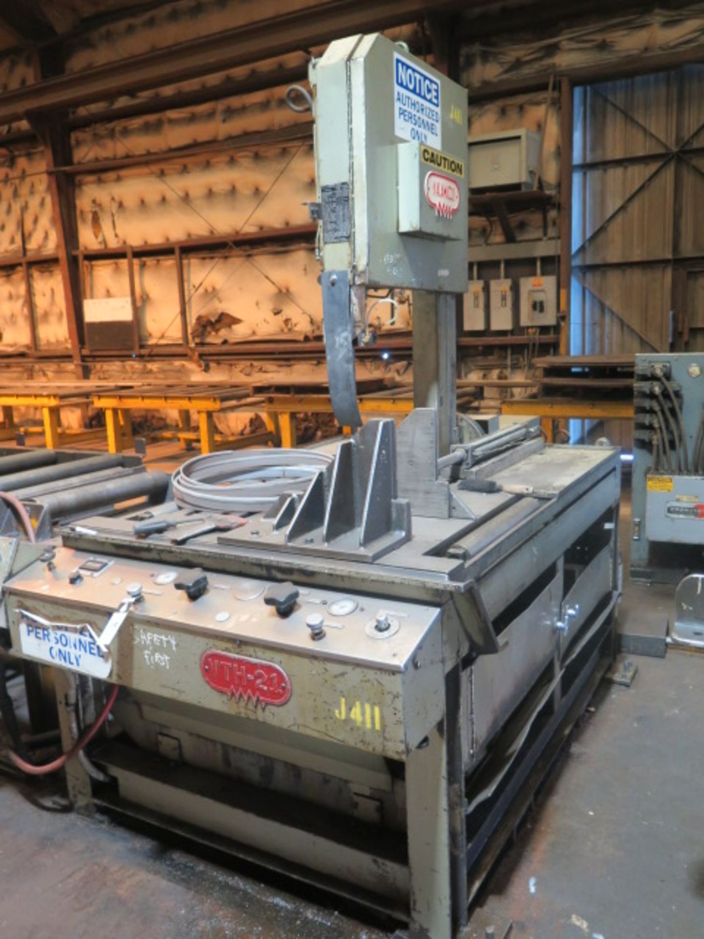 Kalamazoo VTH-21 22” Vertical Miter Band Saw w/ Kalamazoo Controls, Hydraulic Clamping and Feeds,