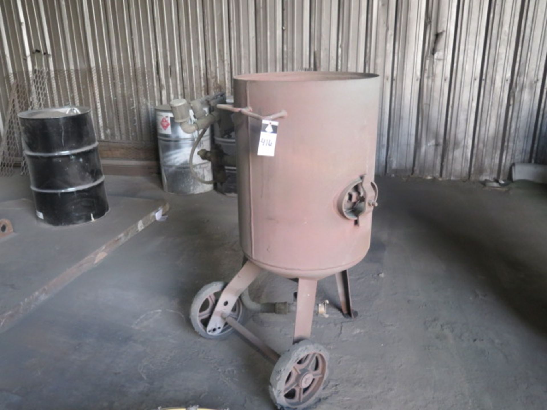 Heavy Duty Sand Blasting Pot, Hopper, Gun and Hoses - Image 2 of 4