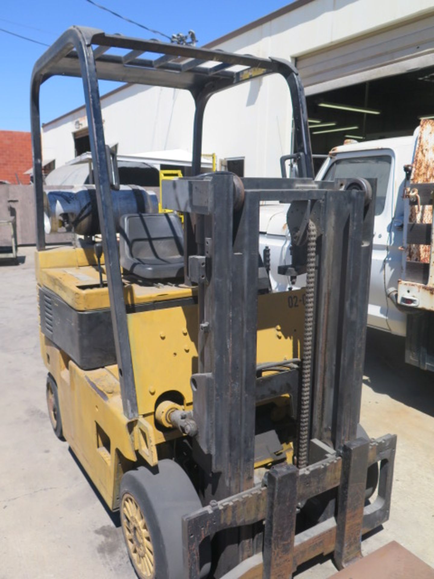 Caterpillar T40E 4250 Lb Cap Short Mast LPG Forklift s/n 5HD00218 w/ 2-Stage Short Mast, 82” Lift - Image 2 of 8