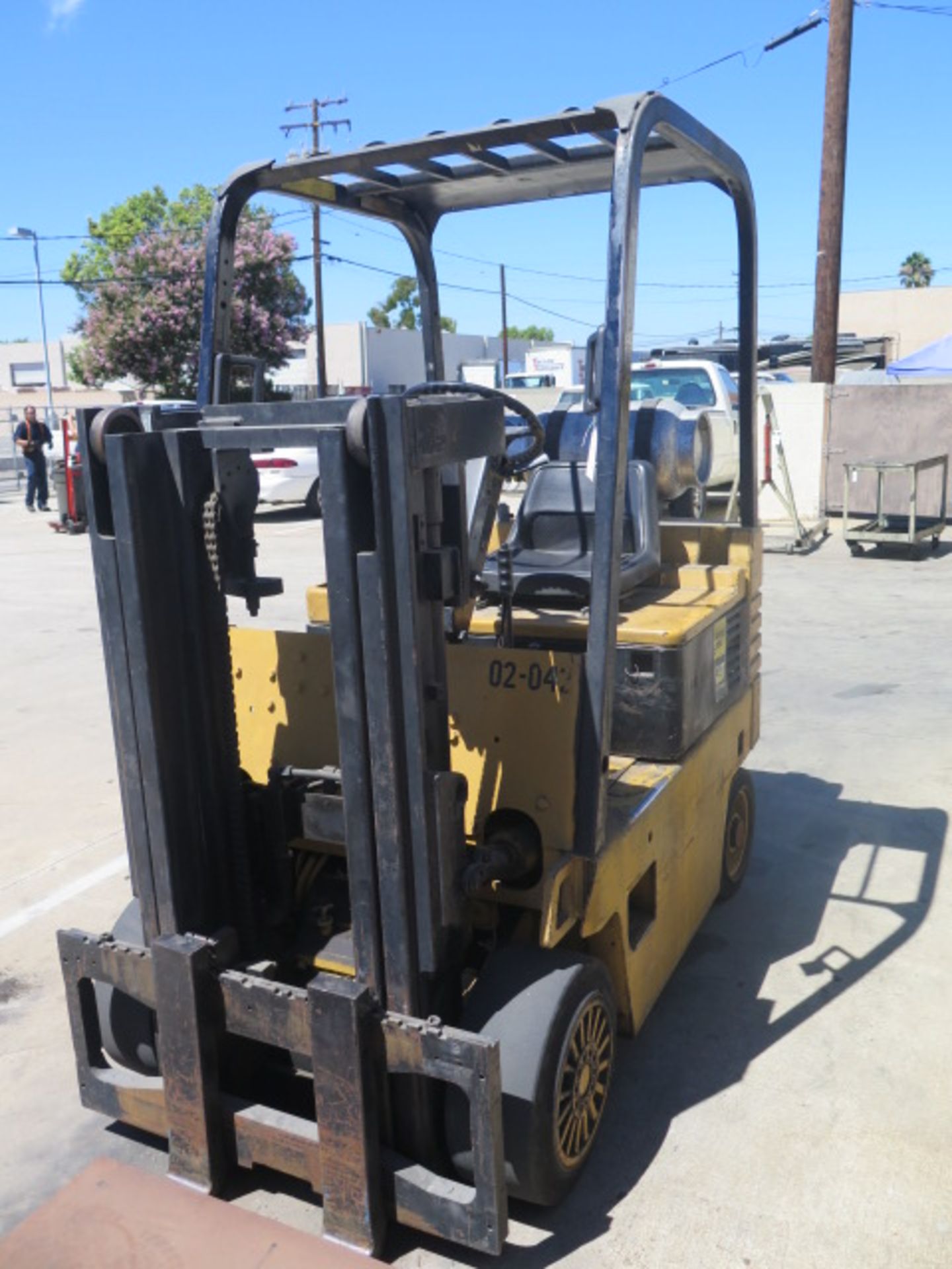 Caterpillar T40E 4250 Lb Cap Short Mast LPG Forklift s/n 5HD00218 w/ 2-Stage Short Mast, 82” Lift - Image 3 of 8