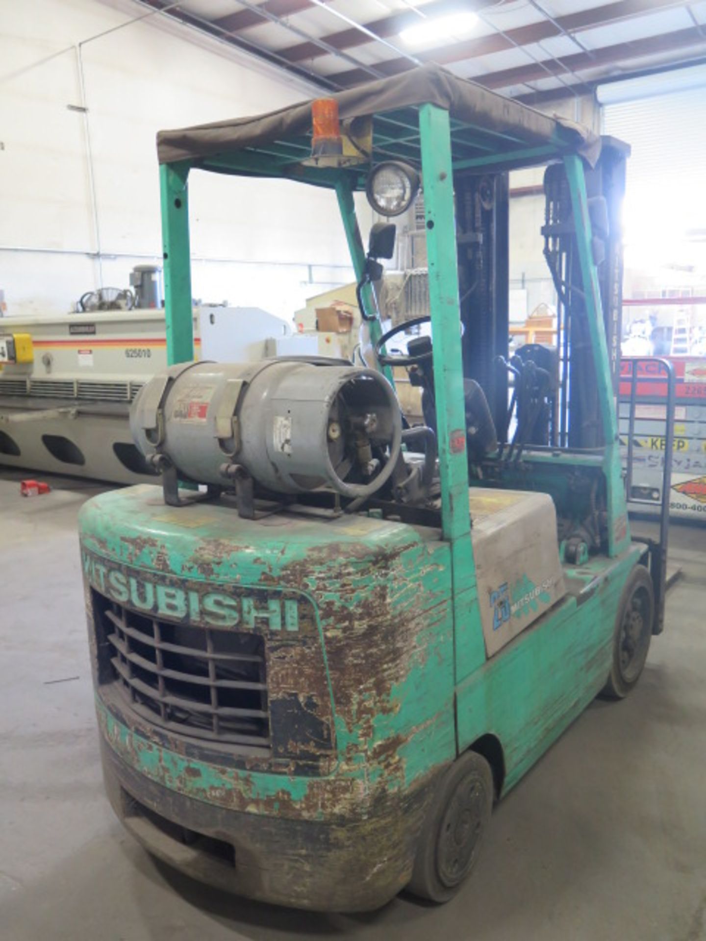 Mitsubishi FGC24 5000 Lb Cap LPG Forklift s/n AF82B-03825 w/ 3-Stage Mast, 190" Lift Height , Side - Image 4 of 9