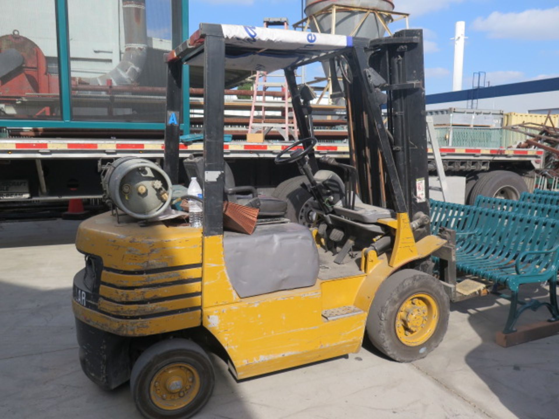 Caterpillar GP25 3000 Lb Cap LPG Forklift s/n 5AM06166 w/ 3-Stage Mast, Side Shift, Solid Yard - Image 3 of 9