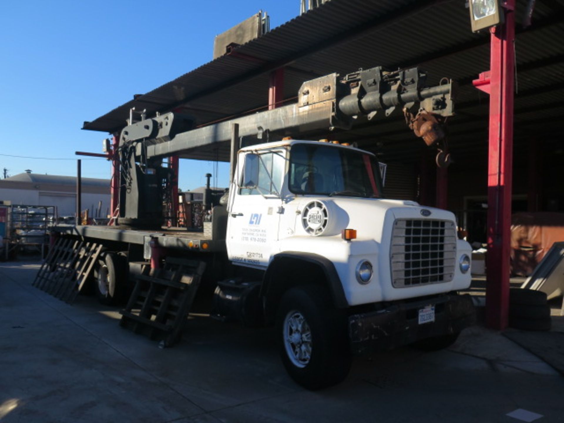 1986 Ford 8000 Diesel Crane Truck Lisc# 7G13387 w/ Hydraulic Boom Crane, Diesel Engine, 8-Speed Tran - Image 2 of 11