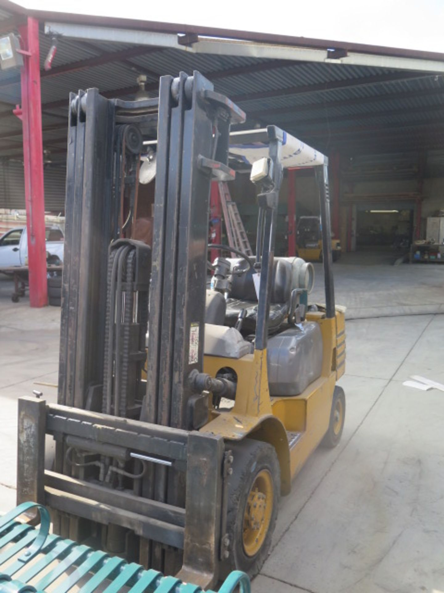 Caterpillar GP25 3000 Lb Cap LPG Forklift s/n 5AM06166 w/ 3-Stage Mast, Side Shift, Solid Yard