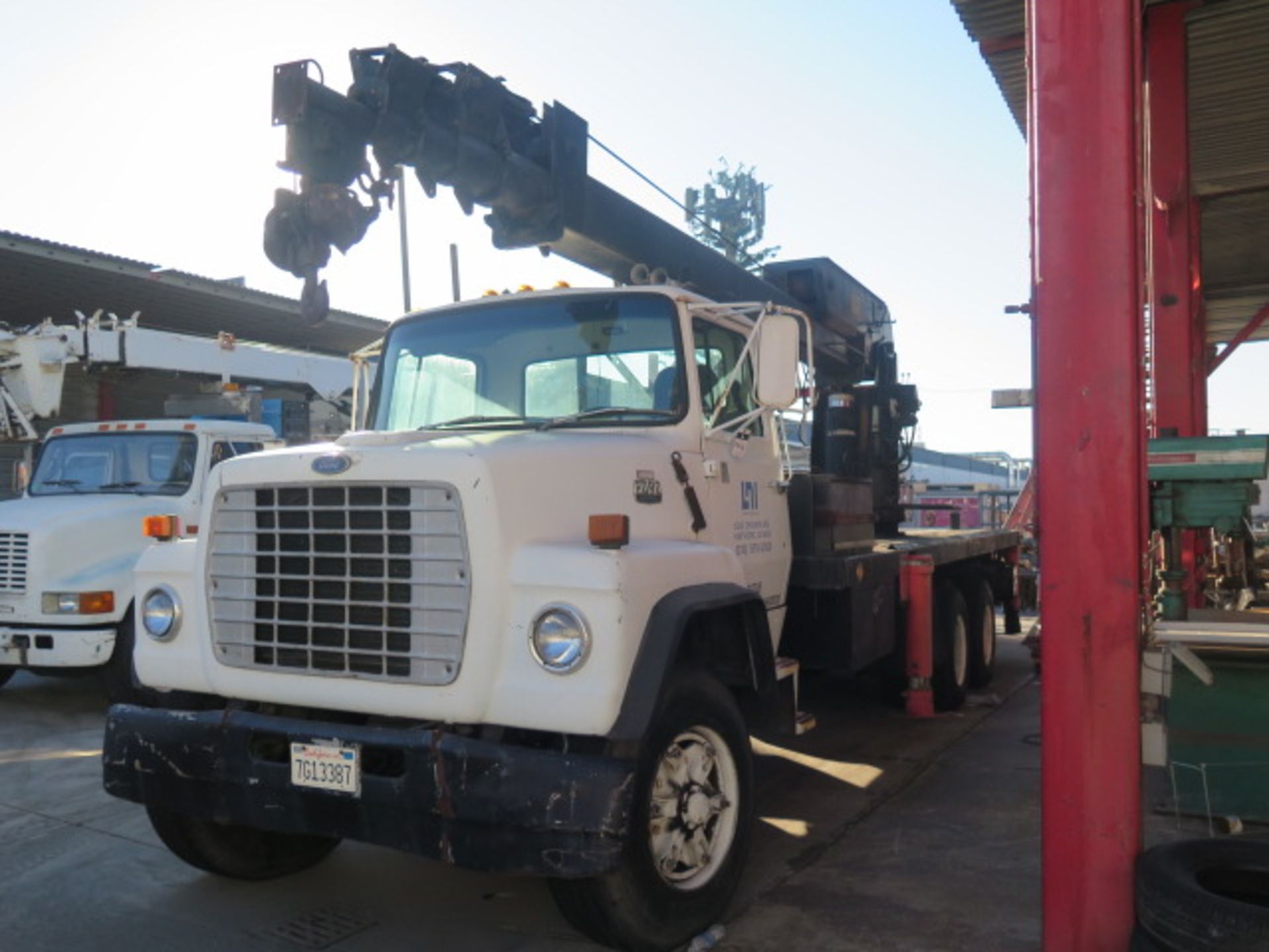 1986 Ford 8000 Diesel Crane Truck Lisc# 7G13387 w/ Hydraulic Boom Crane, Diesel Engine, 8-Speed Tran