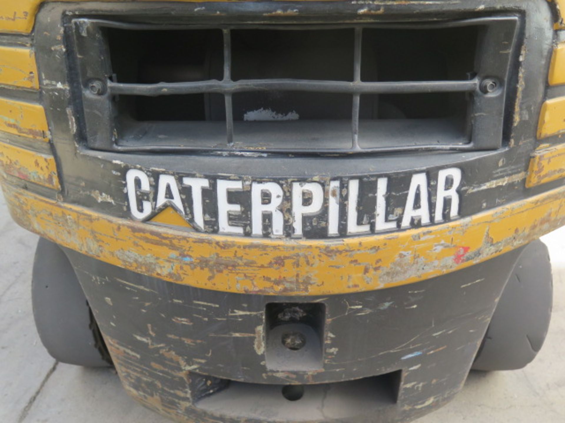 Caterpillar GP25 3000 Lb Cap LPG Forklift s/n 5AM06166 w/ 3-Stage Mast, Side Shift, Solid Yard - Image 4 of 9